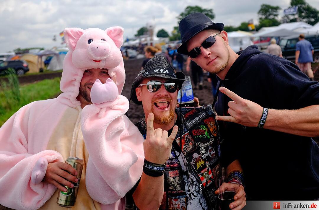 Metal-Fans feiern am 04.08.2016 in Wacken (Schleswig-Holstein) auf dem Gelände des Wacken Open Air im Matsch. Das Gelände des nach Veranstalterangaben größten Metal Festivals ist nach starken Regenfällen mit Schlamm überzogen.