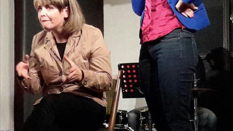 Angela trifft Ursula: Der Dialog zwischen der Bundeskanzlerin (Franziska Schneider, links) und der Verteidigungsministerin (Lydia Roscher) zählte zweifellos zu den Höhepunkten des rund zweistündigen Programms.Foto: Rolf Pralle