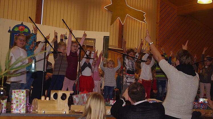 Die Jungen und Mädchen der Kita St. Laurentius Neufang erfreuten mit einem weihnachtlichen Bühnenprogramm. Foto: Heike Schülein