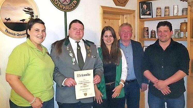 Das Foto zeigt die Geehrten mit Vorstandschaft (v. li.): Schützenmeisterin Nadine Müller, Sportwart Volker Mauer (25 Jahre Mitglied), Stellvertretende Schützenmeisterin Jennifer Beck, Bürgermeister Egon Klöffel und Holger Krug.  Foto: Bernd Müller