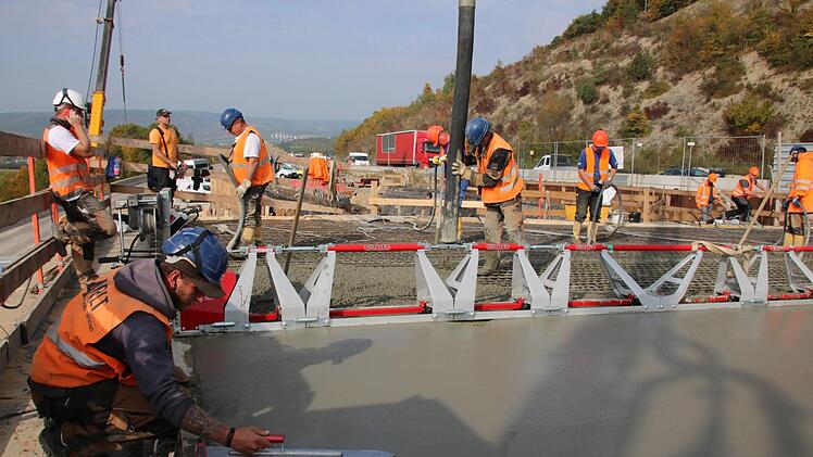 Jede Woche werden 25 Meter Autobahn-Brücke betoniert und übers Tal neben dem Klöffelsberg geschoben. Foto: Ralf Ruppert