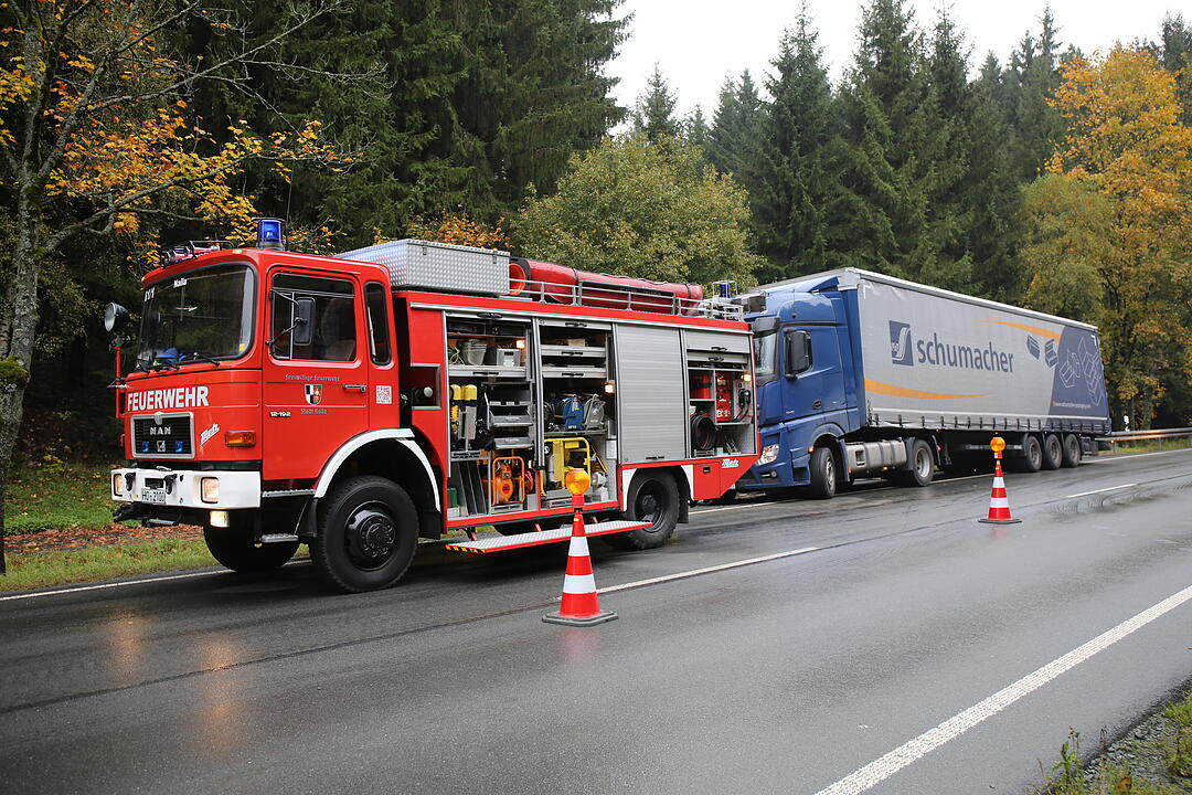 Schwarzenbach: Lkw reißt sich Dieseltank auf