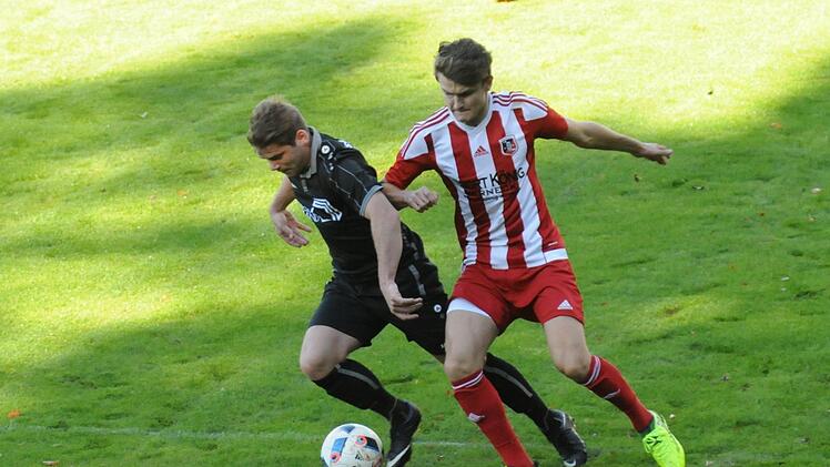Will Fuchsstadt im Heimspiel gegen Haibach gewinnen, brauchen sie die Schützenhilfe in Form von Toren. Dominik Halbig (rechts) ist mit drei Toren noch der erfolgreichste Schütze der Füchse. ssp