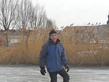 Winterfreuden auf dem Sander Altmain: Günter Krines ist auf Schlittschuhen unterwegs.  Foto: Norbert Gundelach