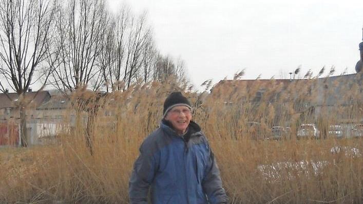 Winterfreuden auf dem Sander Altmain: Günter Krines ist auf Schlittschuhen unterwegs.  Foto: Norbert Gundelach