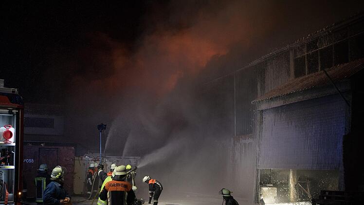 ine Lagerhalle im mittelfränkischen Langenaltheim stand seit Samstagnacht gleich zwei Mal in Flammen und ist komplett ausgebrannt. Foto: NEWS5 / Goppelt