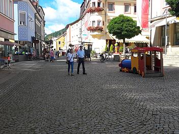 Anschauliche Informationen für Passanten und Touristen wie beispielsweise ein Stadtplan fehlen im Zentrum auf dem Bad Brückenauer Marktplatz momentan noch völlig. Dieses Manko soll mit dem Beschilderungskonzept der Vergangenheit angehören. Foto: Rolf Pralle