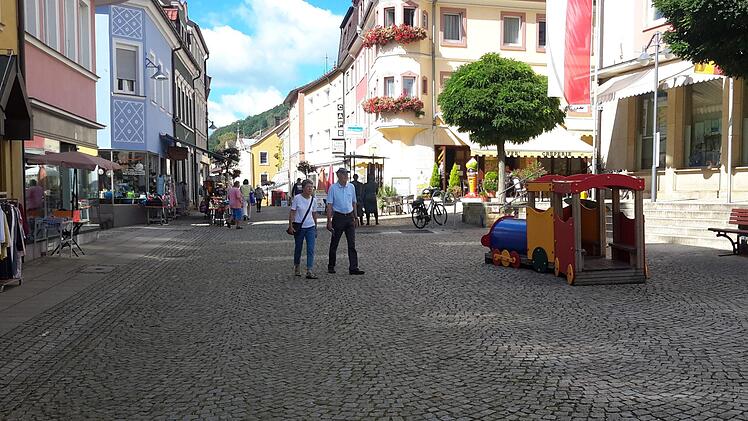 Anschauliche Informationen für Passanten und Touristen wie beispielsweise ein Stadtplan fehlen im Zentrum auf dem Bad Brückenauer Marktplatz momentan noch völlig. Dieses Manko soll mit dem Beschilderungskonzept der Vergangenheit angehören. Foto: Rolf Pralle