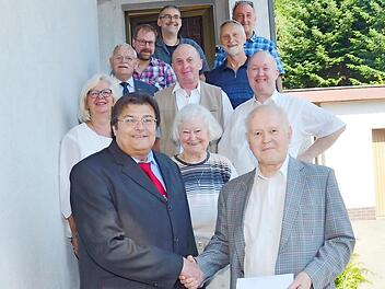Große Gratulationscour beim Vermessungs- Diplom-Ingenieur (FH) a.D. Paul Müller. Vorne von links Zweiter Bürgermeister Wolfgang Förtsch, Ursula Müller (Ehefrau des Jubilars), Paul Müller, dahinter Sohn Michael (rechts) mit weiteren Gratulanten.  Foto: K.- H. Hofmann