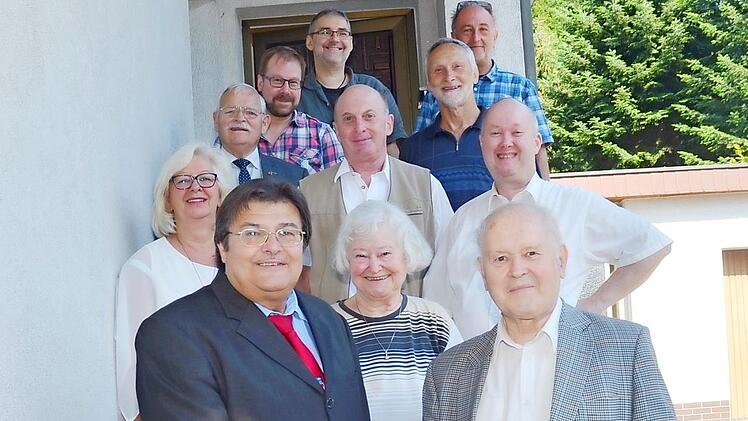 Große Gratulationscour beim Vermessungs- Diplom-Ingenieur (FH) a.D. Paul Müller. Vorne von links Zweiter Bürgermeister Wolfgang Förtsch, Ursula Müller (Ehefrau des Jubilars), Paul Müller, dahinter Sohn Michael (rechts) mit weiteren Gratulanten.  Foto: K.- H. Hofmann