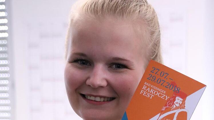 "Ich habe dieses Jahr meine Freundinnen das erste Mal dafür begeistern können, zusammen auf das Rakoczy-Fest zu gehen", sagt Luisa Kämmerer. Das habe so lange gedauert, weil ihr Wohnort Haßfurt so weit von ihrer Arbeitsstelle Bad Kissingen entfernt ist.  Im direkten Vergleich zwischen Alt und Neu hat die 21-Jährige schnell einen Favoriten erkoren: "Prinzipiell finde ich das geänderte Design schöner, die Grafik vom Fürsten  ist einfach klarer und nicht verwischt." Begeistert ist  sie nicht nur...