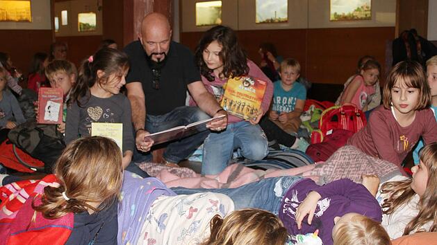 Autor Harald Kiesel stellte den Kindern verschiedene B&uuml;cher vor - auch Sachb&uuml;cher.Sonny Adam