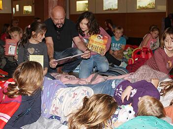 Autor Harald Kiesel stellte den Kindern verschiedene B&uuml;cher vor - auch Sachb&uuml;cher.Sonny Adam