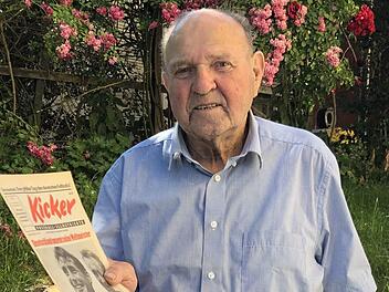 Oskar Schmitt mit einem "Kicker" von 1954 und einem Nationaltrikot, wie es die Weltmeister von Bern getragen haben Foto: Ralf Kestel