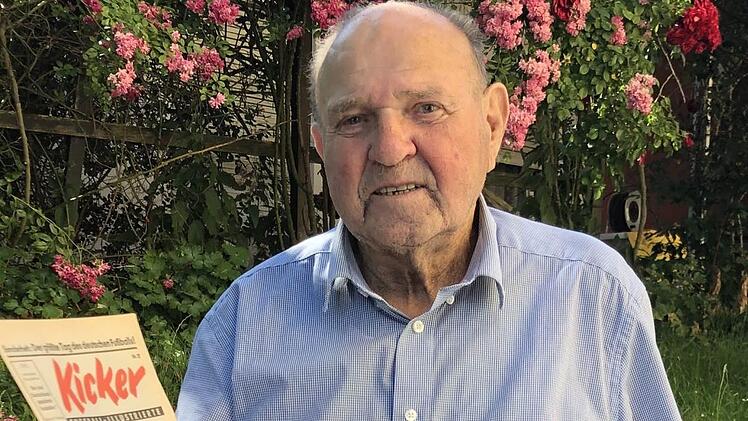 Oskar Schmitt mit einem "Kicker" von 1954 und einem Nationaltrikot, wie es die Weltmeister von Bern getragen haben Foto: Ralf Kestel