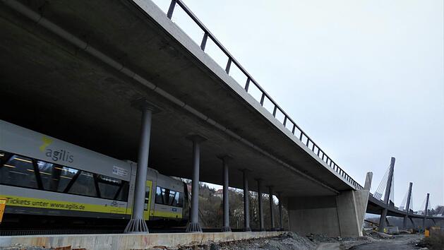 Der Galeriebau über die Gleisanlagen der DB gefällt nach den Worten von Baudirektor Kurt Schnabel durch seine offene Gestaltung mit größtmöglicher Transparenz.  Werner Reißaus