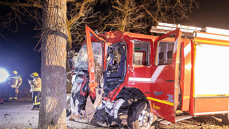 Sechs Verletzte nach Unfall mit Feuerwehrfahrzeug auf Einsatzfahrt