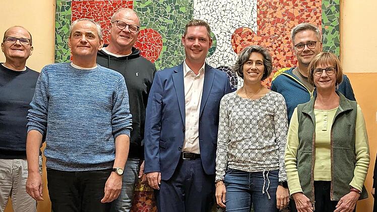 Das alte und neue Vorstandsteam des F&ouml;rdervereins der Rupprechtschule (v.l.): Siegfried Kuhn, Andreas Kolb, Thomas Fischer, G&uuml;nter Simon, Jonas Gl&uuml;senkamp, Christina Nie&szlig;en-Straube, Prof. Dr. Martin Friesl, Irene Kraus, Susanne Sch&uuml;mann und Jeniff...