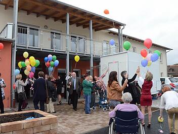 Jeder Bewohner durfte vor dem Haupteingang einen Luftballon mit Namensschild gen Himmel auflassen. Fotos: Karl-Heinz Hofmann