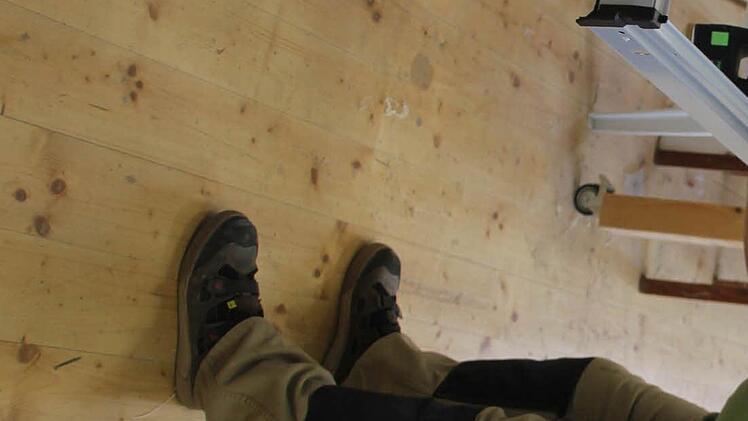 Markus Eidloth baut einen Aktenschrank für die Büroerweiterung der Schreinerei Fiedler. Foto: Friedwald Schedel
