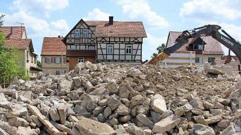 Durchblick möglich: Die Lagerhallen sind abgebrochen, übrig geblieben sind nur Trümmer, die nun nach Material getrennt recycelt werden.