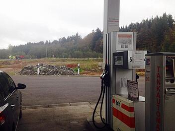 Auf dem freien Gelände vor der Wildfleckener Tankstelle wird kein Aldi errichtet. Die Spekulationen wurden von Aldi entkräftet. Foto: Schmitt-Mathea