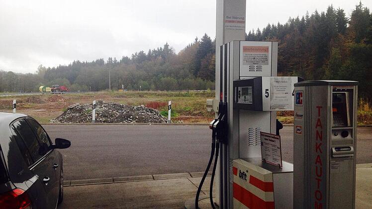 Auf dem freien Gelände vor der Wildfleckener Tankstelle wird kein Aldi errichtet. Die Spekulationen wurden von Aldi entkräftet. Foto: Schmitt-Mathea