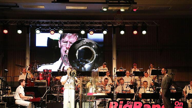 Die Bühne war voll bei dem Konzert, und die Großbildproduktion vermittelte auch den hinteren Reihen beste Eindrücke. Foto: Gerd Schaar