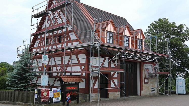 Das Feuerwehrhaus der FFW Wiesenthau - eingerüstet, aber kein Fortschritt. Foto: Franz Galster