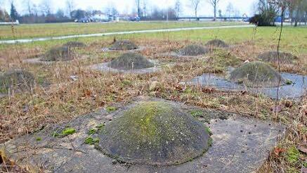 Die Fundamente im Aischgrund liegen noch. Unter den Betonhäubchen sitzen die Gewindebolzen. Foto: Andreas Dorsch