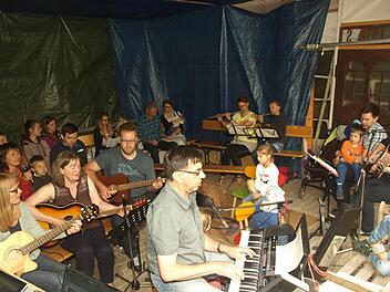 Ihr 30-jähriges Bestehen kann die Fagoband Schalom Ebenhausen feiern. Unser Foto zeigt die Gruppe bei einer Open-Air-Probe. An der Orgel Johannes Kessler, dahinter in der Mitte Ehefrau Ulrike, die beide die Band gründeten und bis heute erfolgreich leiten.  Foto: Stefan Geiger