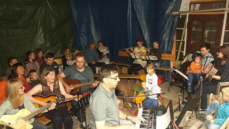 Ihr 30-jähriges Bestehen kann die Fagoband Schalom Ebenhausen feiern. Unser Foto zeigt die Gruppe bei einer Open-Air-Probe. An der Orgel Johannes Kessler, dahinter in der Mitte Ehefrau Ulrike, die beide die Band gründeten und bis heute erfolgreich leiten.  Foto: Stefan Geiger