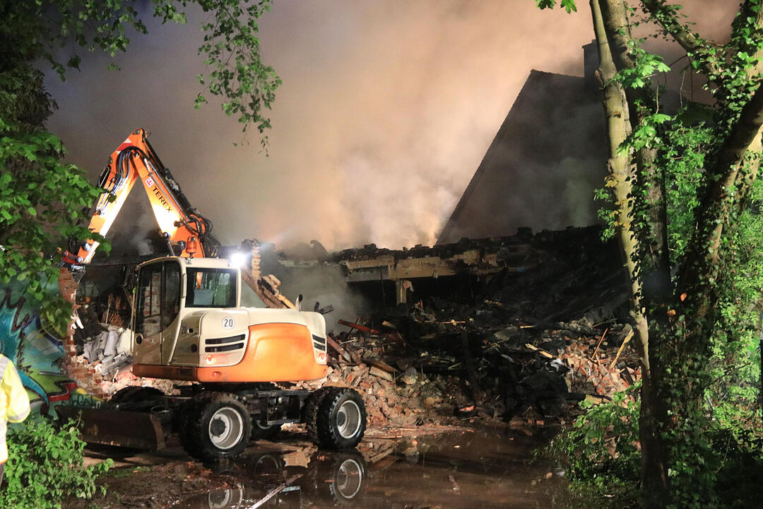 Ein Feuer hat die Diskothek "Rosenau" in Bayreuth völlig zerstört. Acht Menschen wurden verletzt. Der Brand ist unter Kontrolle.