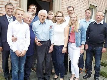 Franz Kaiser (Mitte) zusammen mit B&uuml;rgermeister Gerhard Wunder (links), KSK-Vorstand Christian Kotschenreuther (2. v. r.) sowie seinen Kindern und Enkeln Foto: Ewald Rehm