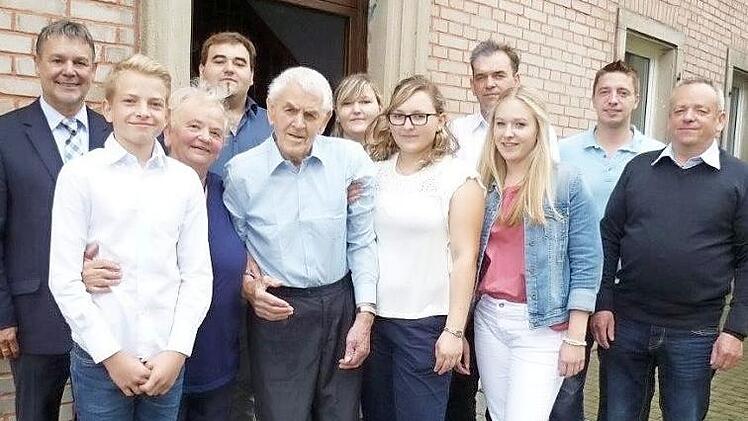 Franz Kaiser (Mitte) zusammen mit B&uuml;rgermeister Gerhard Wunder (links), KSK-Vorstand Christian Kotschenreuther (2. v. r.) sowie seinen Kindern und Enkeln Foto: Ewald Rehm