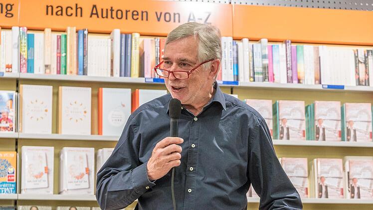 Buchvorstellung von und mit Rettl Motschenbacher in der Bücherei Hübscher. Foto: Wolfram Schmidt