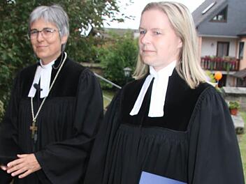 Pfarrerin Sabine Winkler (rechts), hier mit  Regionalbischöfin Dorothea Greiner, wechselt  von Thurnau nach Pegnitz.  Foto: Archiv