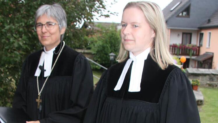 Pfarrerin Sabine Winkler (rechts), hier mit  Regionalbischöfin Dorothea Greiner, wechselt  von Thurnau nach Pegnitz.  Foto: Archiv