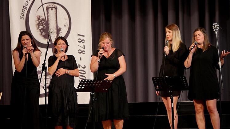 Die Stadthalle zum Toben brachte der Spaßchor "Sellawie" mit seinen Titeln aus dem Leben wie "in jeder Frau steckt ein Stück Hefe". Foto: Günther Geiling
