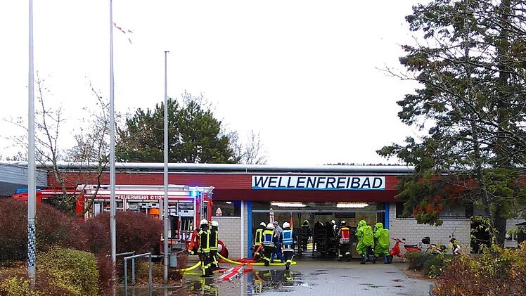 Die Feuerwehr ist mit mehreren Trupps in Schutzanzügen im Einsatz am Höchstadter Freizeitgelände aus Eishalle und Freibad.Jann Weckel