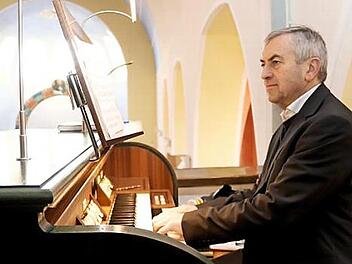 Georg Schäffner war sehr angetan von der Adelsdorfer Orgel. Foto: Blum