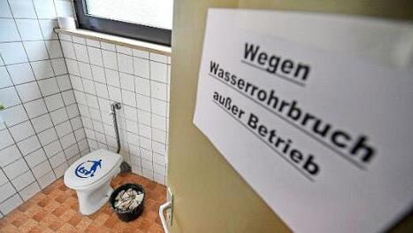 Die Toilette neben den Kabinen darf zur Zeit nicht benutzt werden.