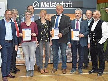 Staatsminister Thorsten Glauber (links) übergibt die "Meisterhaft"-Urkunden. Neben ihm : Alexander Habla (Hauptgeschäftsführer des Landes-Innungsverbandes) sowie die Vertreter der Innung und der ausgezeichneten Betriebe aus dem Kreis Kronach. Foto: privat