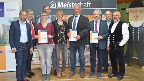 Staatsminister Thorsten Glauber (links) übergibt die "Meisterhaft"-Urkunden. Neben ihm : Alexander Habla (Hauptgeschäftsführer des Landes-Innungsverbandes) sowie die Vertreter der Innung und der ausgezeichneten Betriebe aus dem Kreis Kronach. Foto: privat