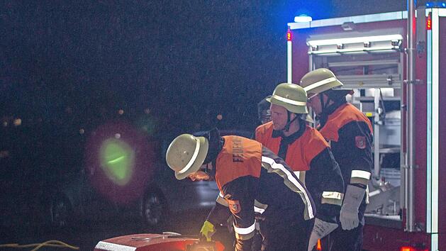 Die Feuerwehr bedient die Pumpe w&auml;hrend der &Uuml;bung.