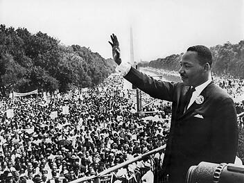 Dr. Martin Luther King winkt von der Lincoln Ged&auml;chtnisst&auml;tte
