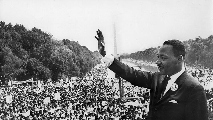 Dr. Martin Luther King winkt von der Lincoln Ged&auml;chtnisst&auml;tte