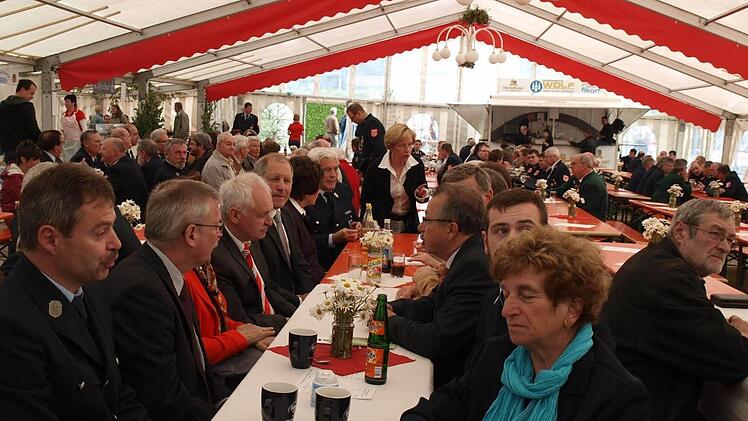 Zahlreiche Ehrengäste hatten sich auch im Festzelt eingefunden.
