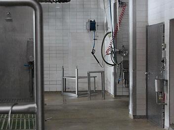 Innenansicht aus dem Coburger Schlachthof: In diese Ecke wurde das sogenannte K3-Fleisch aus dem Produktionsprozess herausgenommen. Normalerweise hätte es von dort aus nicht mehr in die Weiterverarbeitung gelangen können und dürfen. Foto: Simone Bastian/CT-Archiv