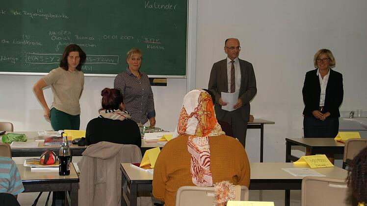 Der Landkreis hat als Sachaufwandsträger die Heinrich-Thein-Berufsschule bei der Einrichtung der neuen Vorklasse gerne unterstützt. Am Donnerstag informierte sich Landrat Wilhelm Schneider bei Klassenleiterin Bianca Olerich, den weiteren Lehrkräften und vor allem den Schülerinnen und Schülern nach den Erfahrungen der ersten Unterrichtswochen. Foto: Sabine Weinbeer